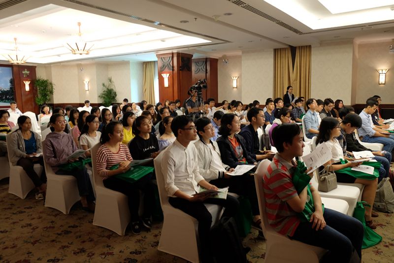 học sinh, phụ huynh tại hội thảo